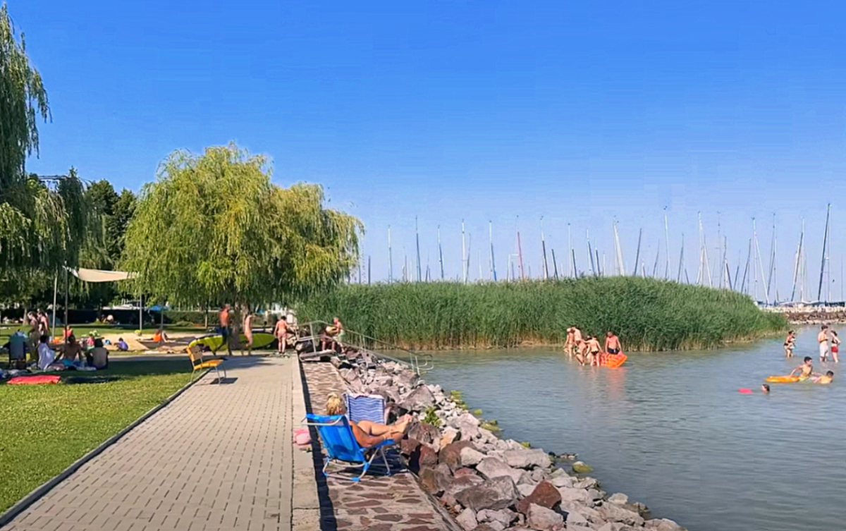 Balatonfüredi strand a Peti Apartmanok közelében