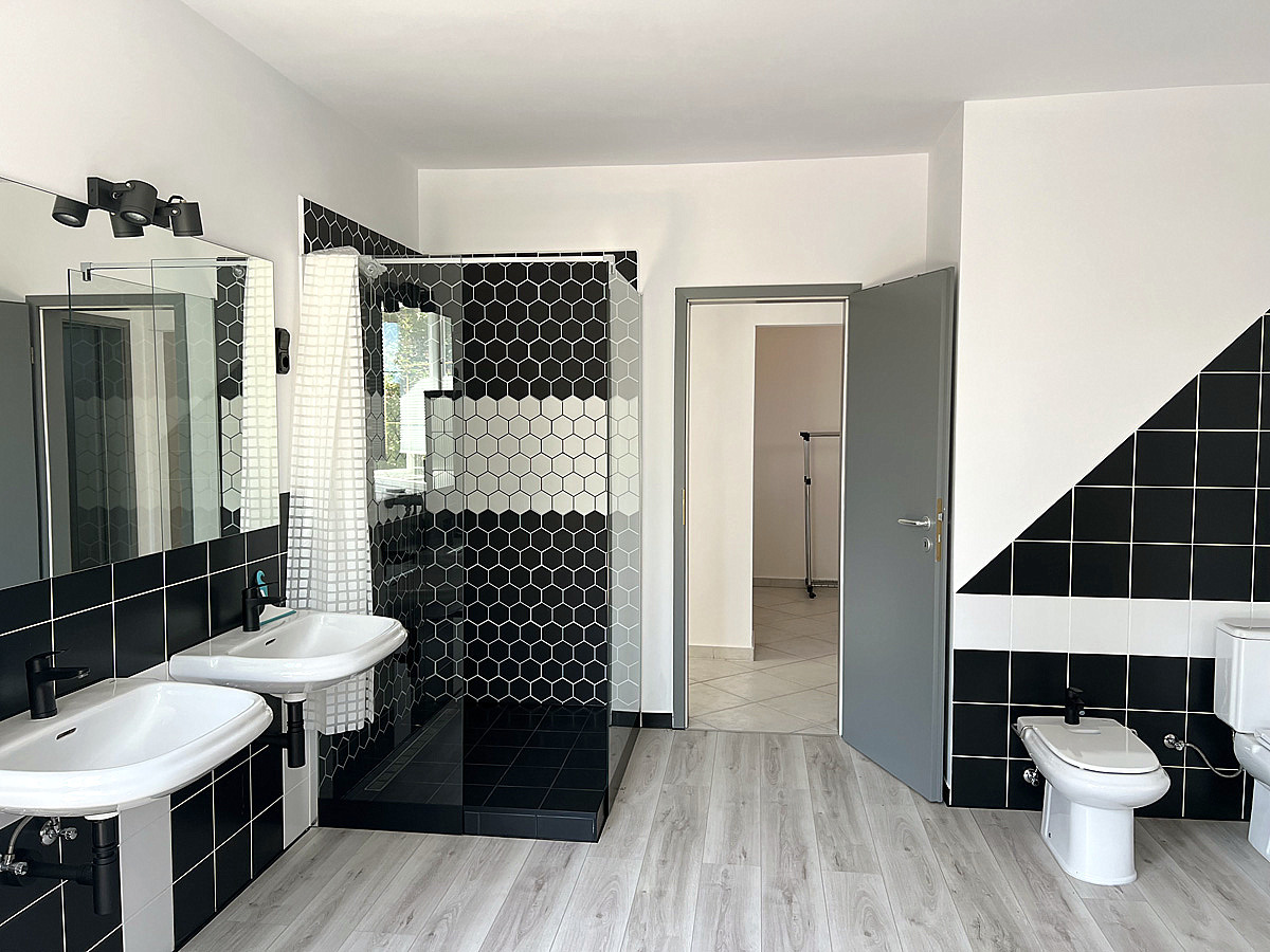 Tágas fürdőszoba két mosdóval