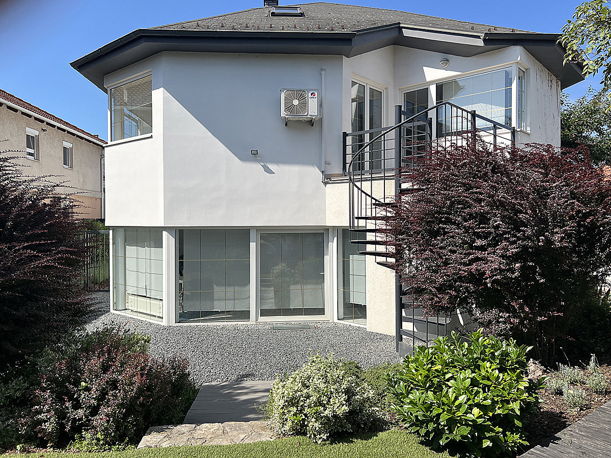 Külön bejáratú házrész