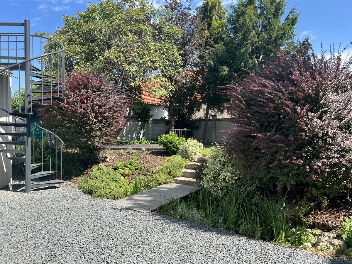 Rendezett kert és lépcső