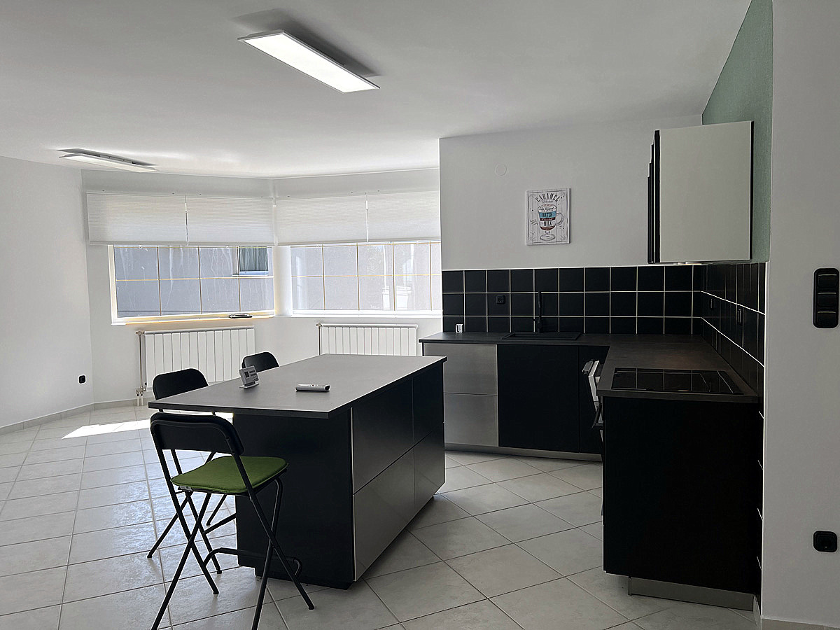 Nappali nagy ablakokkal